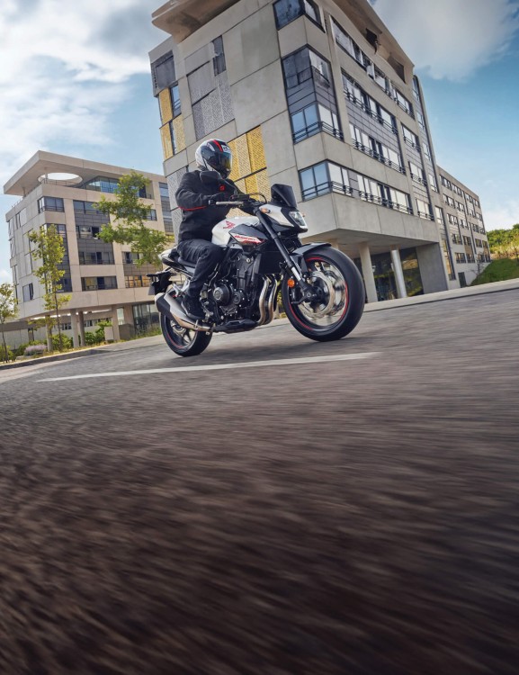 CB500 Hornet cb500-hornet-product-page-hero-mobile-1600x2080-01