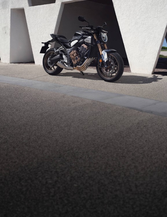 Manual Clutch Operation Available cb650r-e-product-page-content-banner-mobile-img2-1600x2080-01