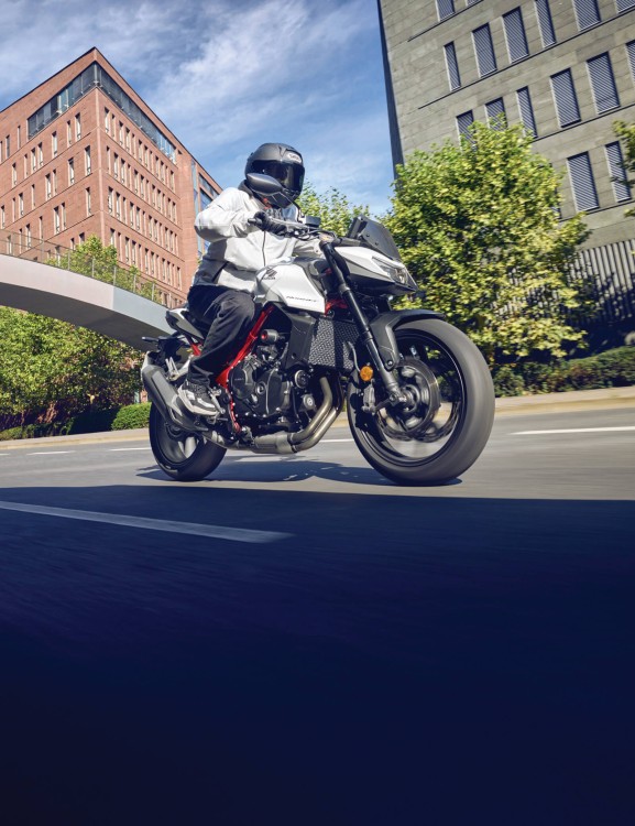 CB750 Hornet 2025-cb750-hornet-product-page-hero-mobile-1600x2080