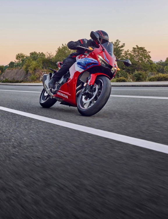 CBR500R cbr500r-product-page-hero-mobile-1600x2080-v2