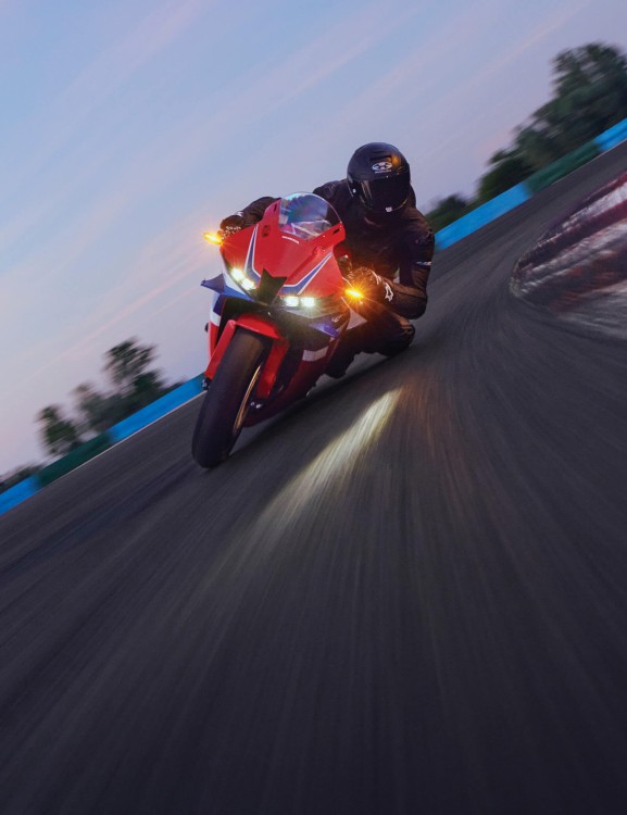 CBR600RR cbr600rr-product-page-hero-mobile-1600x2080-01