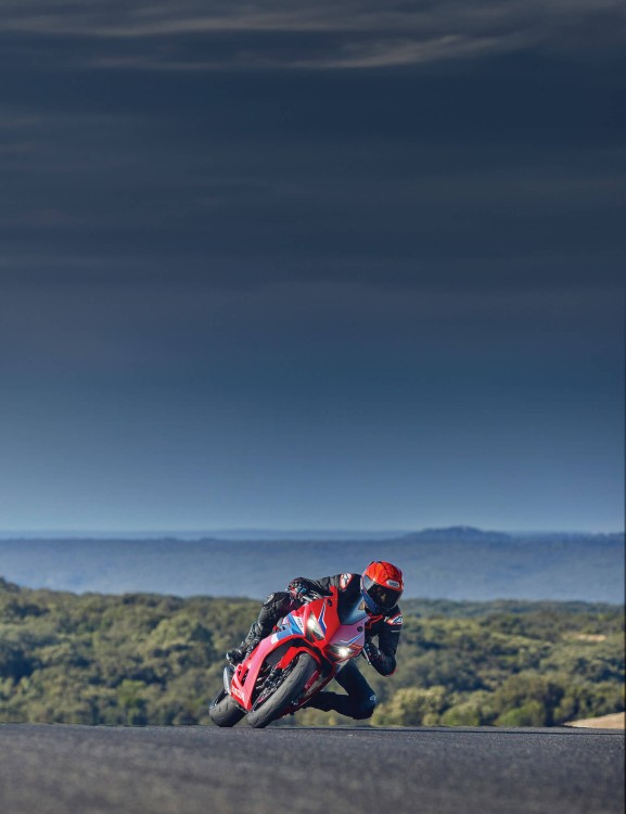 Focus On Riding Performance cbr650r-e-product-page-content-banner-mobile-img1-1600x2080-01